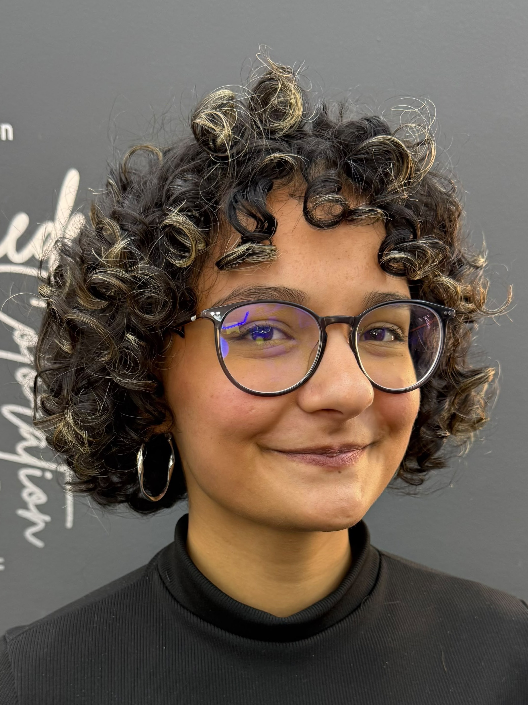 Locken-Bob mit hellen Strähnchen als Beispiel für Größe M